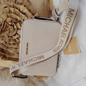 100% Authentic Michael Kors Cream Crossbody Shoulder Bag New With Tags
